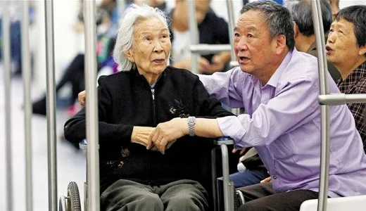 北京地铁上一男孩大骂奶奶是什么影响了孩子做出这样的行为（北京地铁摸奶）8