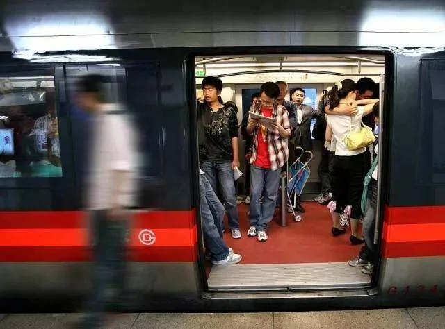 聊一聊你见过地铁上最没素质的人和事（上海地铁黑人素质）2