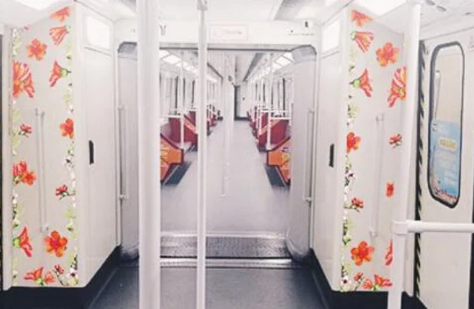 刚才我下地铁想上厕所找不到地方于是我越过栏杆到地铁后面的树林里我到里面看到一对情侣搂在一起亲热（广州地铁站内情侣视频）