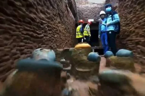 西安修地铁平均一年挖300多座古墓西安城下面到底有多少古墓（成都地铁工地古墓）7