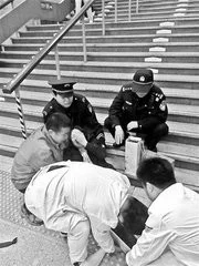 低头族从地铁站楼梯摔下是怎么回事（地铁站楼梯摔下）1