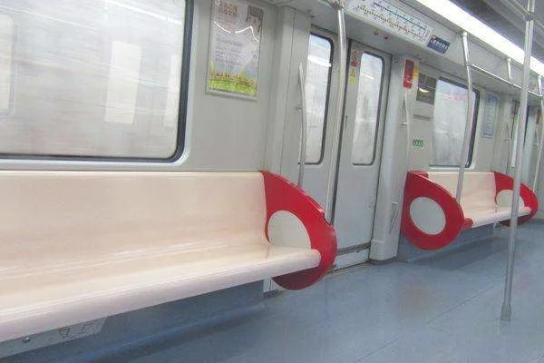 一辆地铁有几节车厢(深圳的地铁有几节车厢)2