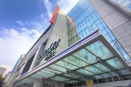 上海地铁二号线人民广场几号出口出来是来福士广场这里(上海人民广场地铁站出口)2