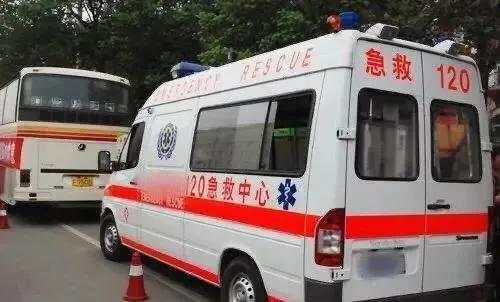 上海地铁4号线运行中一女子强拉紧急阀砸门为什么遇到这种危害公共安全的行为没有人去制止（3月4号上海地铁女孩晕倒死亡）7