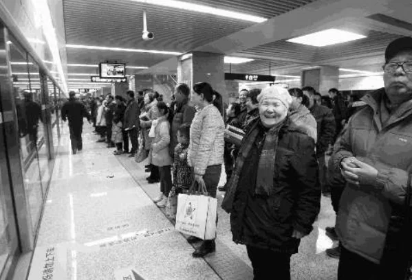 杭州地铁敬老卡使用时间是怎样的规定（杭州市老年卡地铁能否用）2