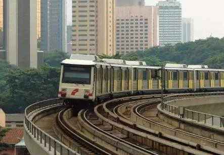 我是学城市轨道交通运营管理本科生毕业了是去地铁运营公司应聘好还是去地铁各应该应聘什么职位（城市轨道交通运营管理专业毕业可能分配到地铁或高铁乘务员吗）