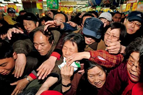 大家对南京一老人拒让座自带板凳坐地铁的行为有什么看法(南京大爷地铁让座)7