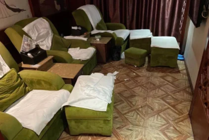 和男朋友路过按摩店里面坐了个女的每次走到那个位置他就要看下申明下那个按摩院是卖的你们说该（铁路按摩店）