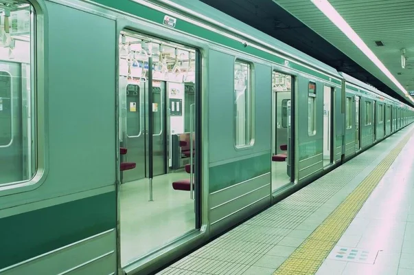 对比国外地铁霸座事件的处理方式放在国内适不适合（外籍男子南京地铁霸座）5