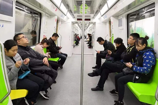 大家对南京一老人拒让座自带板凳坐地铁的行为有什么看法(南京大爷地铁让座)6