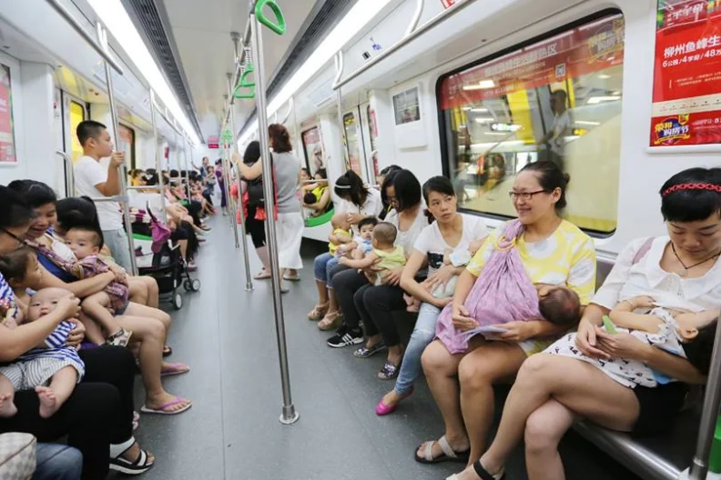 上海地铁上一白发老人怒斥乘客不让座事件具体有何细节（上海地铁老人道德绑架）