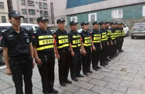 我在同学群里看到深圳地铁招安全检查和地铁巡查员一个班一百元包吃住十五天发一次工资是真的吗（深圳地铁口市容巡查）2