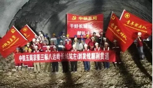 北京八达岭长城到高铁站坐车怎么去急谢谢！（八达岭高铁站）