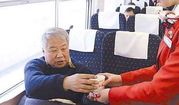 高铁为我们提供了优质的服务在乘坐高铁时我们应该如何做（中国高铁服务）1