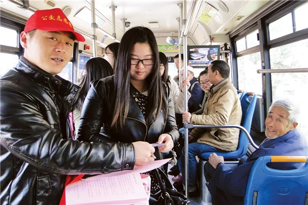 上海地铁上一白发老人怒斥乘客不让座事件具体有何细节(上海地铁老人道德绑架)4