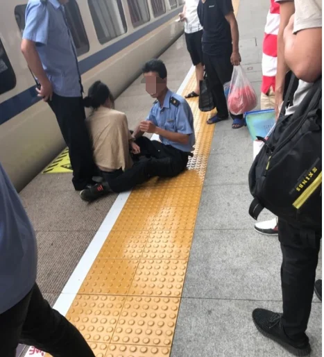 女子高铁扒门视频为何会迅速走红网络（高铁把左女）4