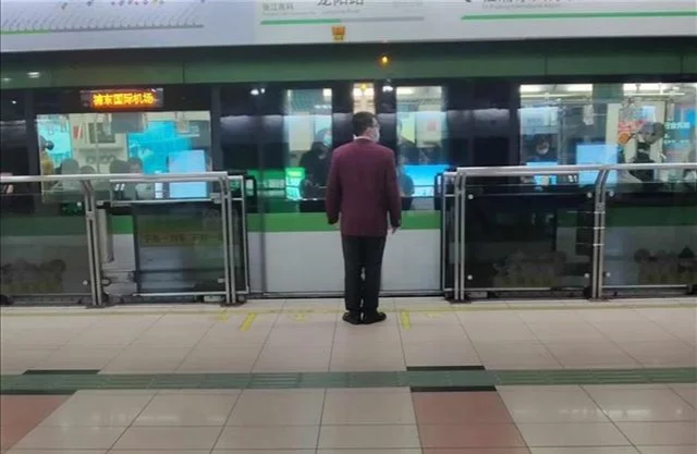 为什么上海地铁有人跳轨（上海地铁2号线有人跳轨道）4