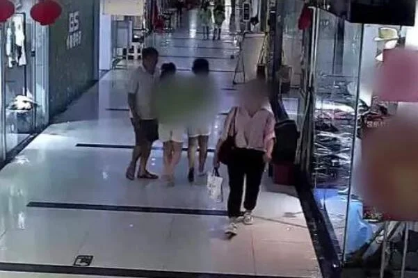 女子遭当街袭胸后勇敢回击警方是如何提醒女性的(地铁站袭胸)