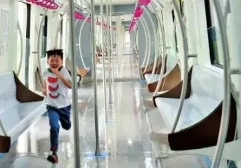 上海地铁上的吊环拉手有多高（上海地铁手拉环的高度）