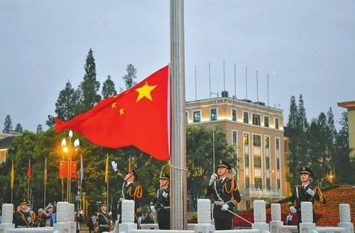 请问成都天府广场2019年元旦升国旗是早上几点钟（天府广场升旗地铁）