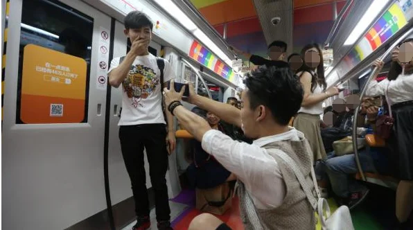 北京地铁男男求婚成功了吗（北京地铁男孩）1