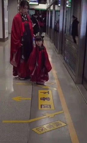 “地铁”偶遇汉服小姐姐微微一笑走红你怎么看(北京地铁上能看到穿汉服的么)
