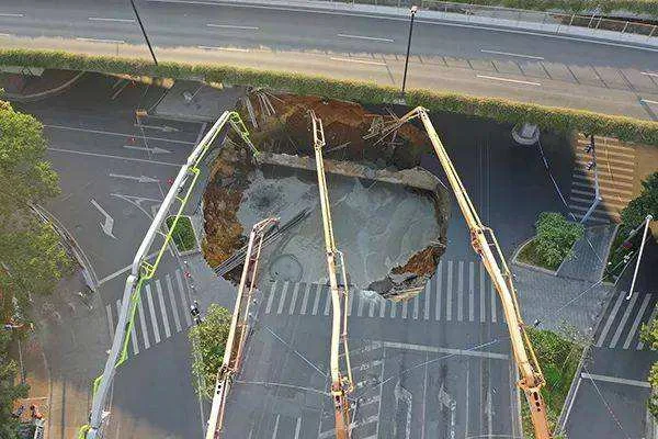 广州地铁南站被卡青年怎么解救出来的（广州地铁推车救人）4