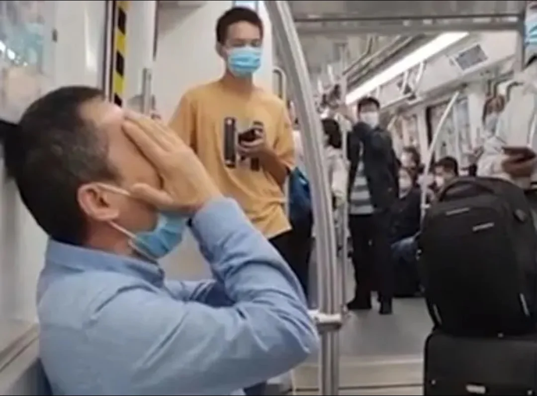 深圳地铁运行的女士车厢对于女性帮助很大那为什么没有男士车厢（深圳地铁男子下体）2