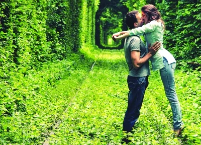 请问北京地铁站背景音乐有一首男女对唱的歌的歌名(北京地铁男女情侣)1