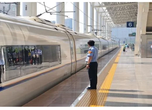 高铁站台颜色如何区分（高铁站的站台）