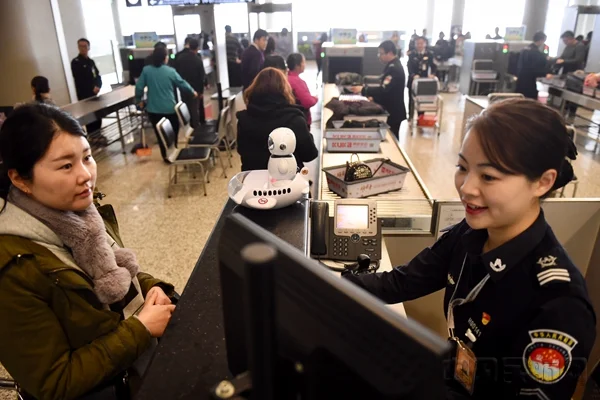 上海地铁安检员和站务员都一样吗（上海地铁安检和乘客互殴）