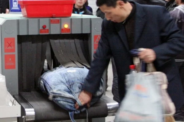 地铁招安检员就是骗局已经确认以下经历：面试让你交30资料费+190体（成都温江地铁安检在招人吗）