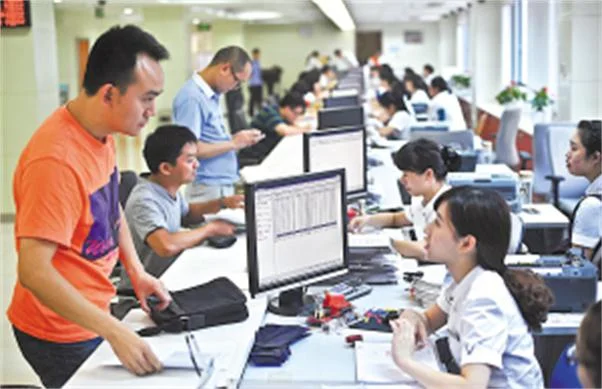 地铁正式员工工资待遇如何谢谢！（地铁上班公积金有多少时间表）2