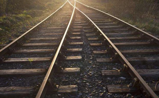 高铁的铁轨为什么中间没有接口了（铁路铁轨中间）3