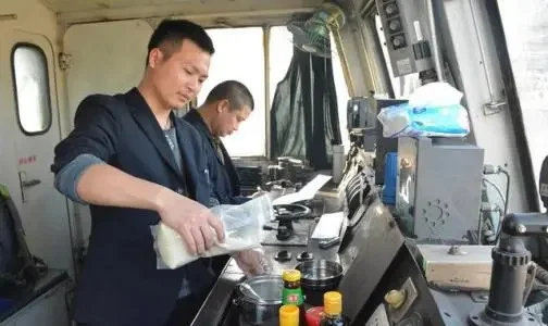 地铁列车驾驶员有什么要求(杭州地铁列车驾驶员能戴眼镜吗)2