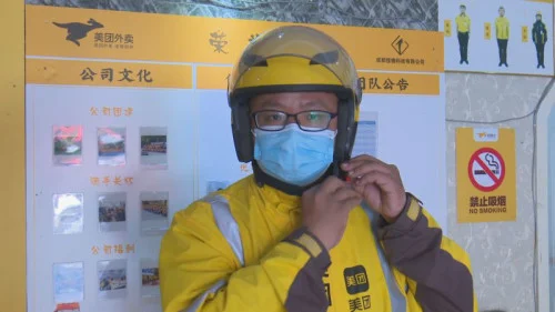 成都一外卖员霸气堵路2分钟网友却交口称赞他为何要这样做（成都地铁外卖小哥）4