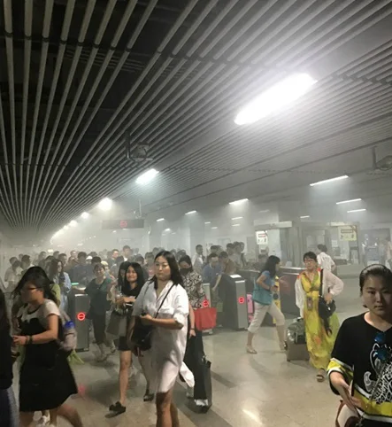 亲们有谁知道上海地铁都发生过哪些事故 急求！！！！（上海地铁八号线冒烟）5