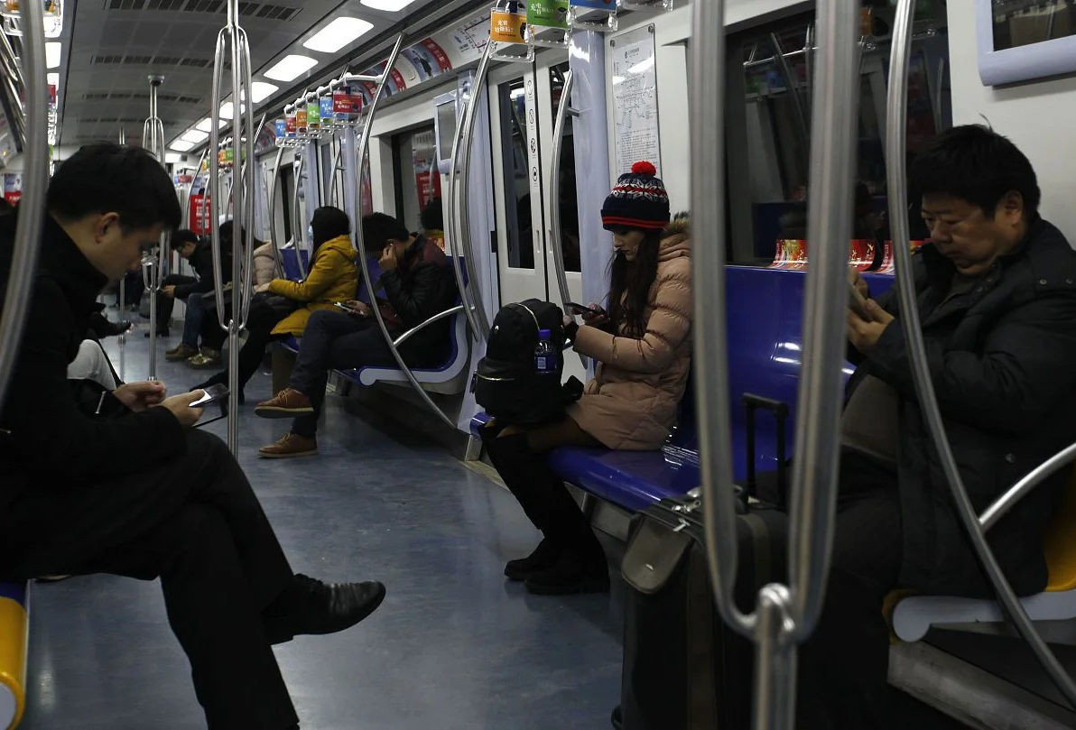 女孩地铁站下楼玩手机摔倒是怎么回事(女子地铁站摔下楼梯)7