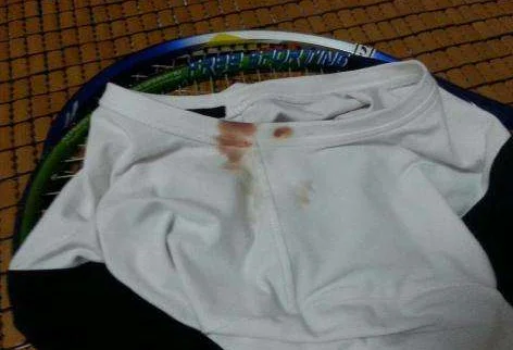 武汉一男子为什么在地铁站喷射防狼喷雾剂(武汉男子地铁洒油用衣服擦)