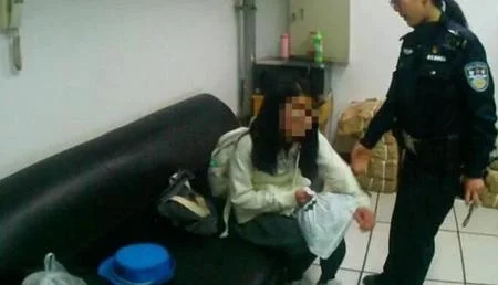 南京地铁4号线车厢内一女子行为不雅到底怎么回事(南京地铁内扇女孩)4