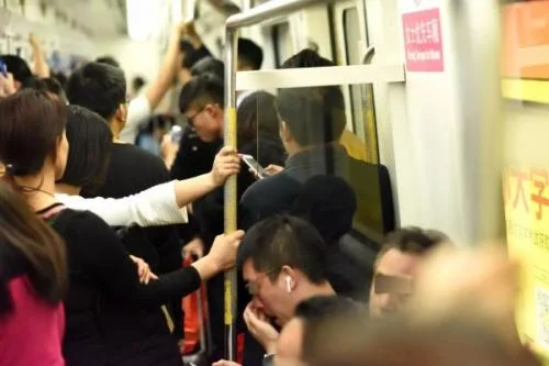 在武汉地铁上老人因争执打人后又被众人推出车厢众殴值不值得同情（武汉地铁老人倚老卖老被打）3