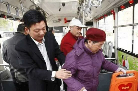 高铁票对年龄有他要求（老人高铁上）1