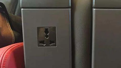 高铁列车座位下充电装置在什么地方(高铁充电的地方)6