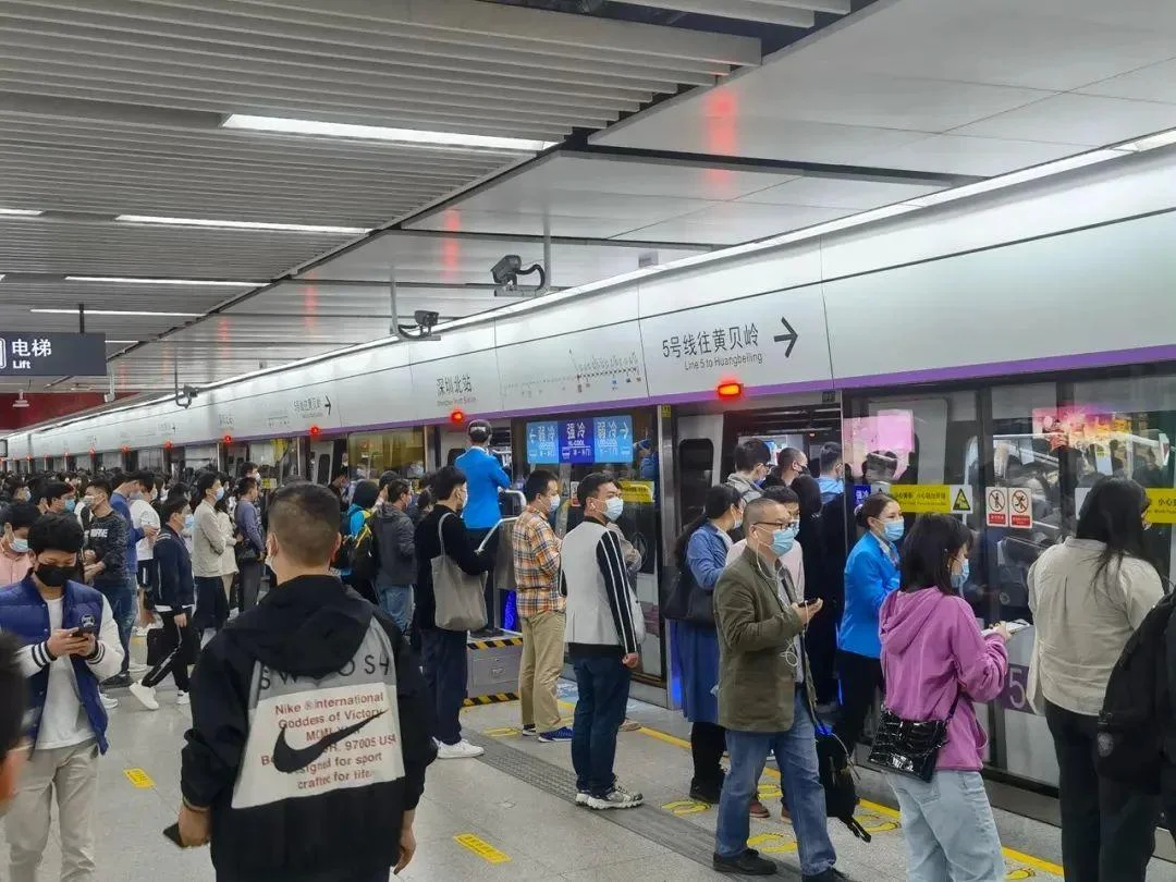 材料一：广州地铁四号线车厢内老汉与小伙为抢座斗殴；武汉航班乘客因脚踩座椅拿行李引群殴；国庆长假出行（地铁小哥武汉）6