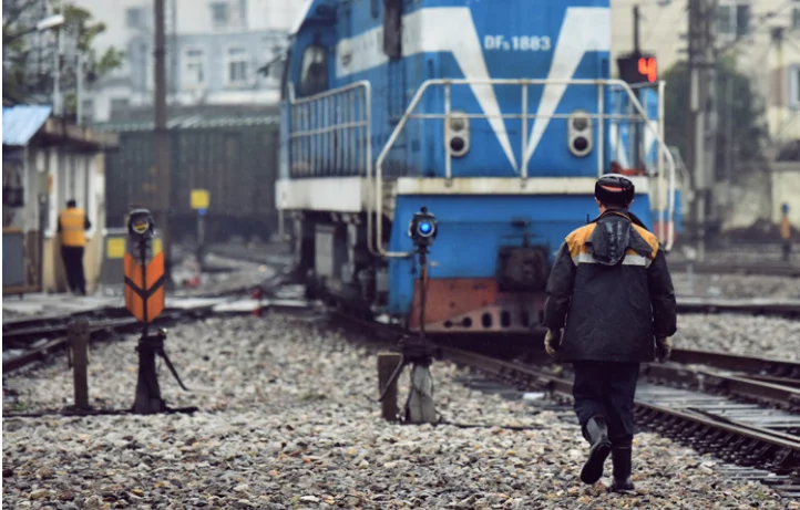 请问铁路的调车员和连接员是属于特殊工种的范围吗先谢谢啦~~（铁路调车服）