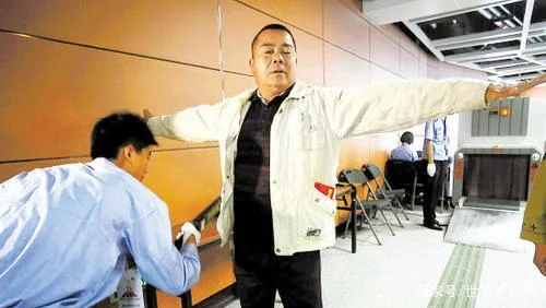 你和女朋友正抱着在广州地铁一号线上发现有男在你旁边性骚扰一个女的你作为男人应该指出来吗女朋友（广州地铁男女大尺度）3