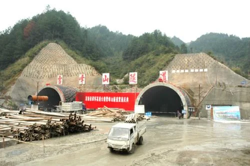 西安除雪保畅齐动手了吗（地铁站扫雪除冰新闻稿）4