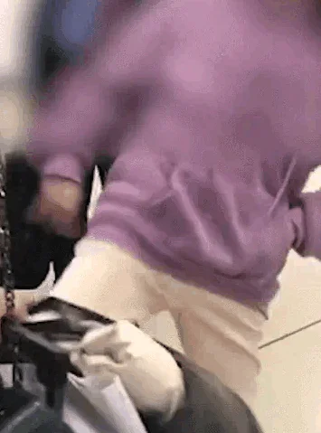 武汉一女孩因搭错地铁态度恶劣当众连踹母亲6脚为何说母亲是自作自受（地铁站女儿踢妈妈）6