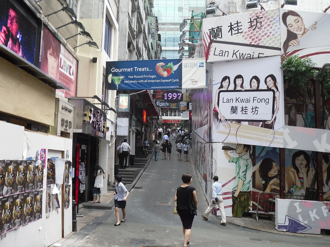 请问香港兰桂坊位於哪个地铁站口比较近出站後怎样行(香港地铁去兰桂坊哪个个出口)2