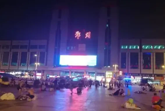 郑州高铁站和火车站是在一个地方吗（郑州火车站有高铁吗）